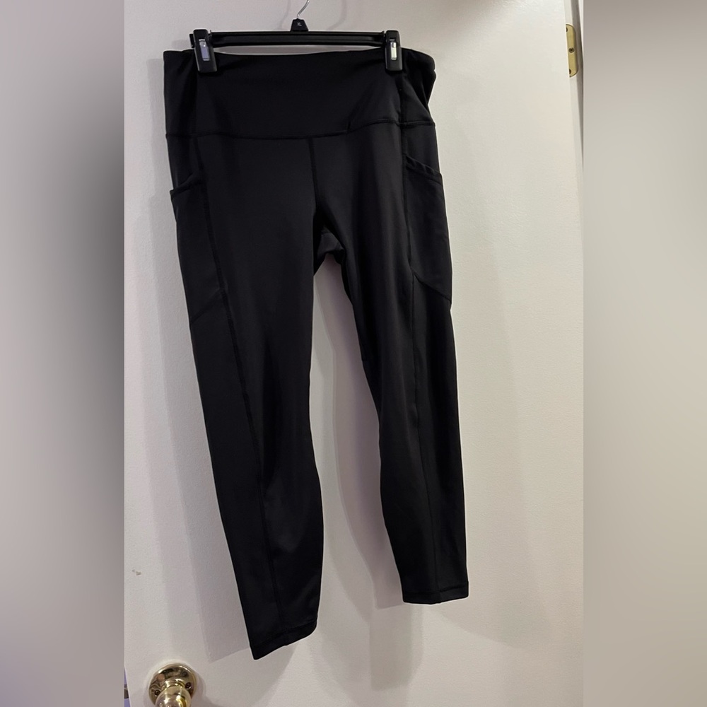 Yogalicious LUX capri leggings.  Has 2 pockets. Size XL.  EUC